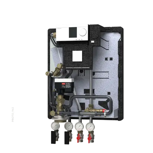 Hausstation mit mehreren Druckmanometern, Ventilen und einem Danfoss-Regelsystem. Platziert auf einem grauen Hintergrund mit Leitungen und Anschlüssen sichtbar.